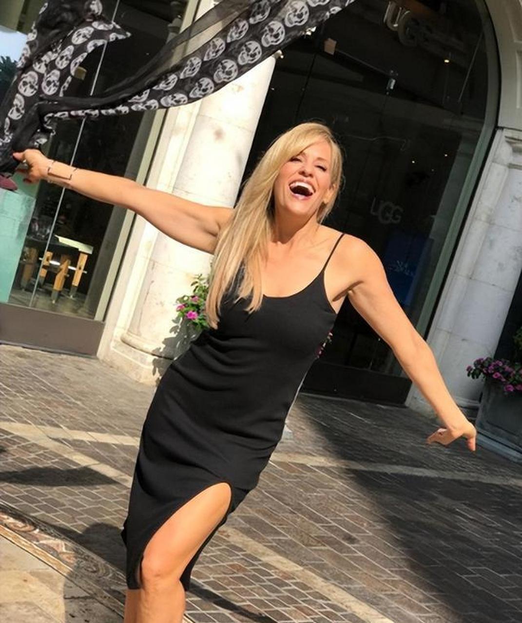 前wwe女选手,音色动人,为人孝顺,人称最美播报员莉莉安·嘉希娅