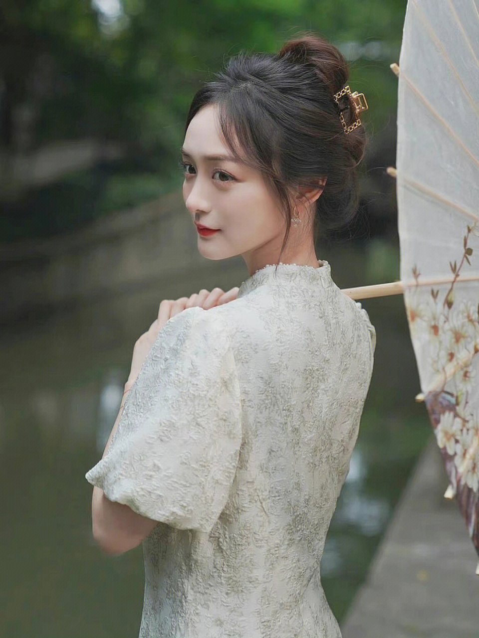 何泓姗又美到我了,一袭改良旗袍温婉浪漫,古典精致  何泓姗这长相和