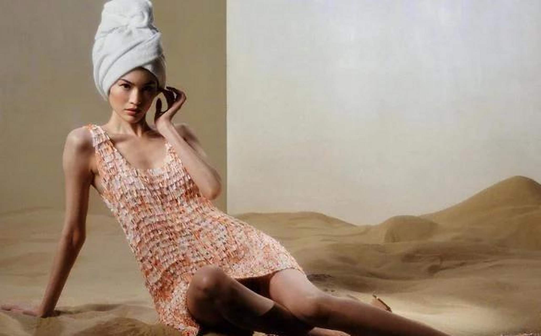 gif创作人# 何穗性感泳装写真释出,大胆挑战各类泳衣,"折角腰"羡膳栽