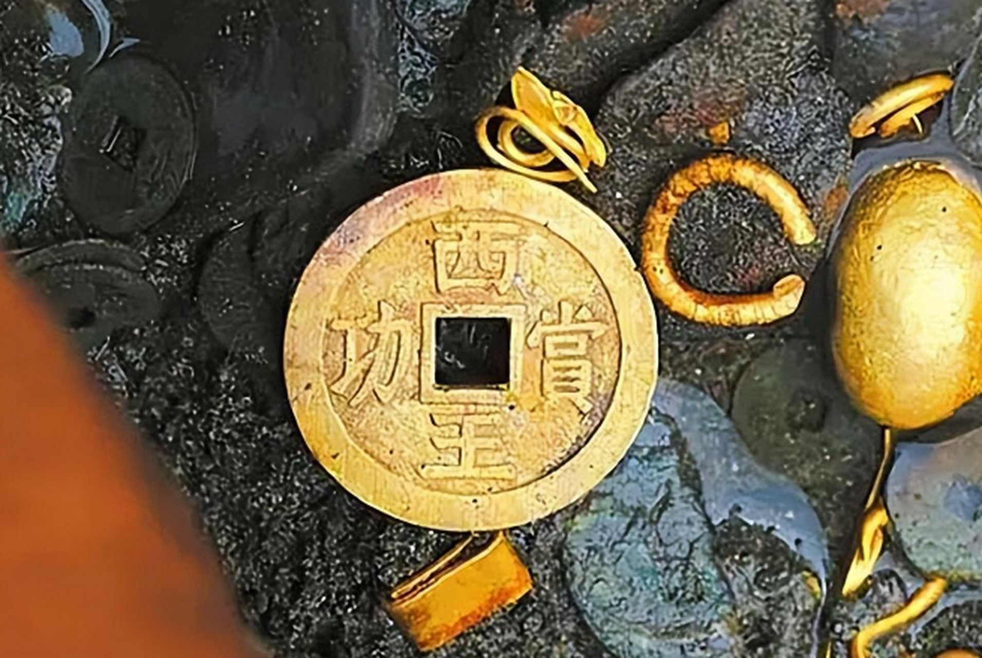 2017年张献忠沉银发掘现场:长达百米河床堆满金银,传说果然是真