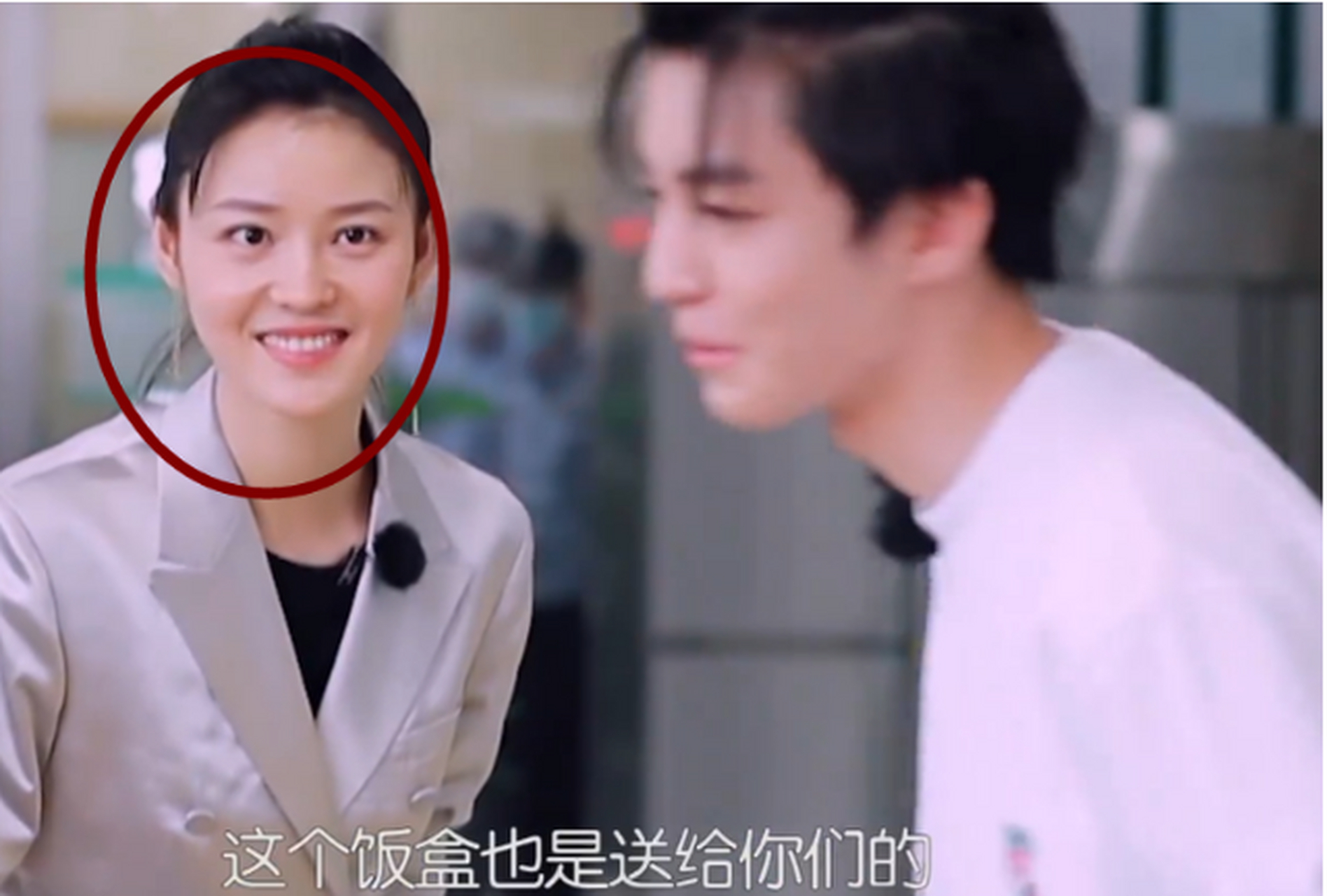 王佳宁懂得用自己的方式去提升团队的凝聚力,因为王俊凯的领唱让杜