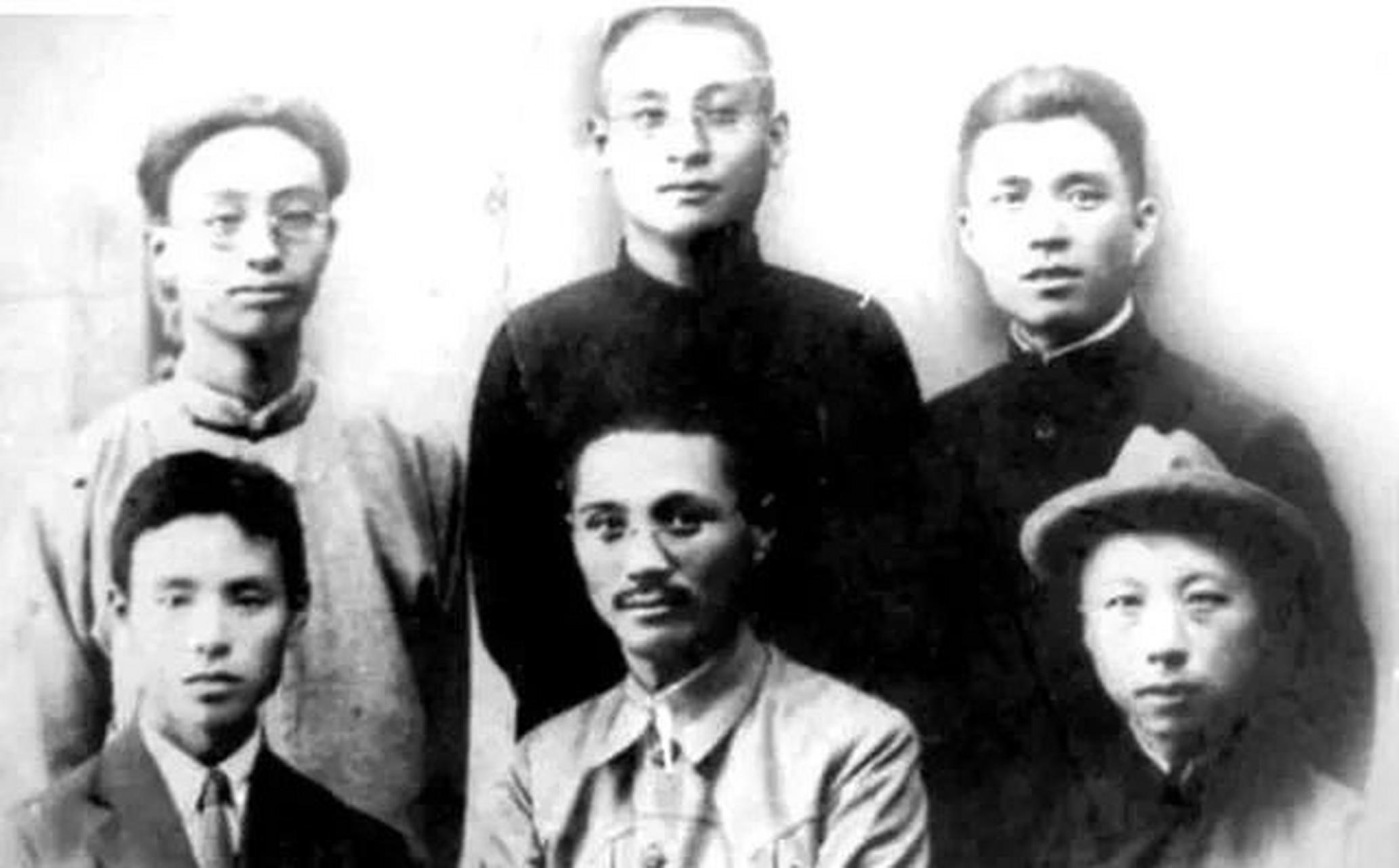 百家号星火计划# 王亚樵来到兄弟余立奎妻子余婉君的房里,走进漆黑的