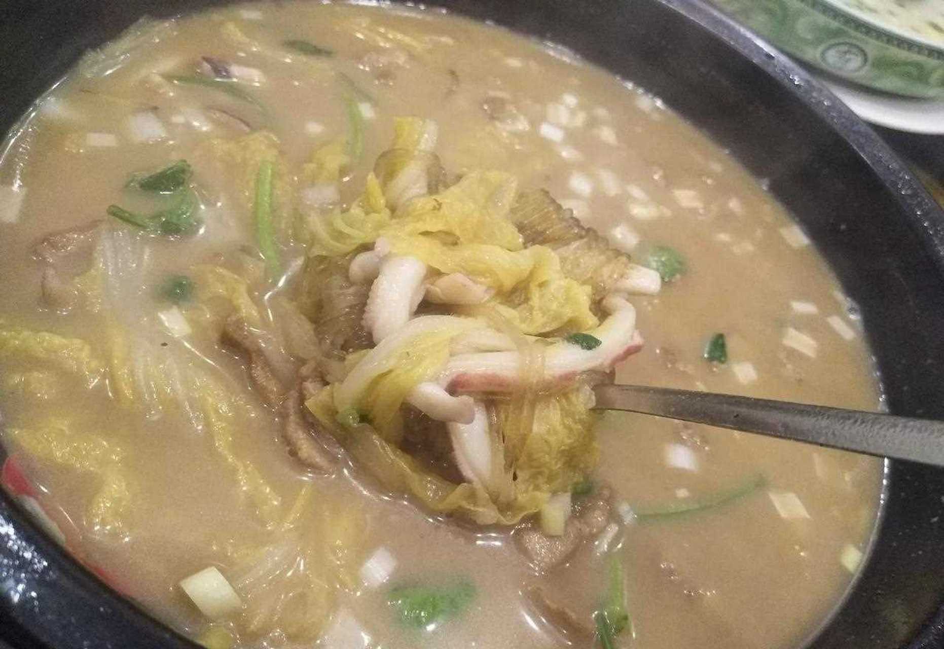 大乌贼板炖白菜 (乌贼鱼,猪白肉,白菜叶, 粉条,香菜段,大葱白丁)[吐]