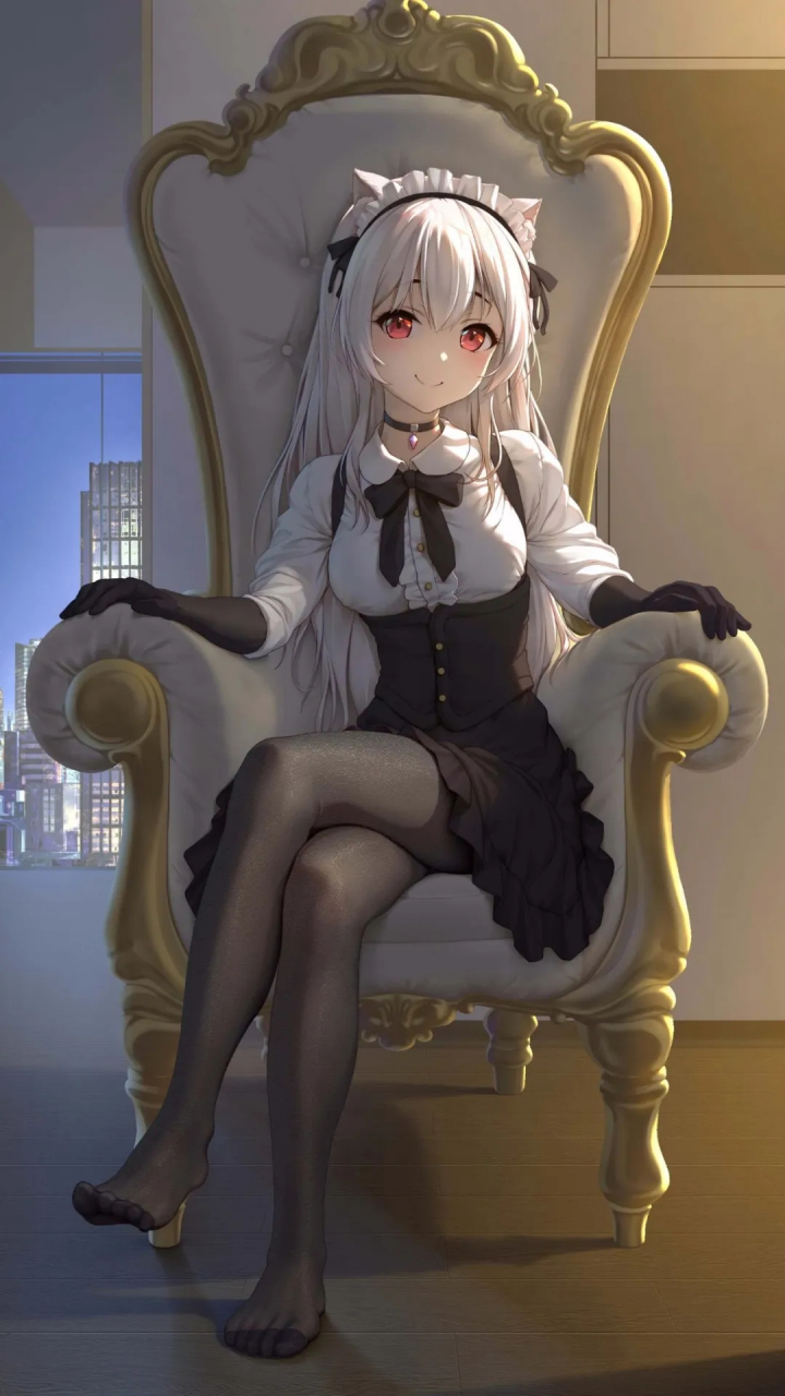 一位坐在椅子上的赤瞳白发猫耳少女,穿着黑白的服装,黑丝袜