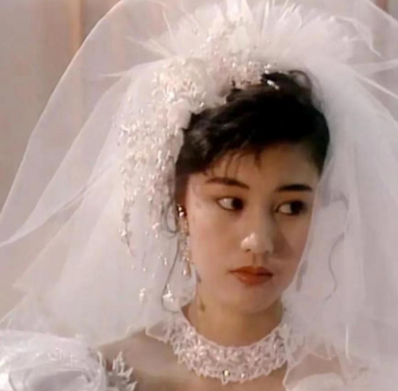 李嘉欣第一次结婚的婚纱照,是不是很漂亮