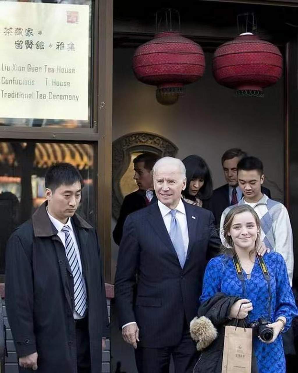 2011年,时任总统的拜登访华时,西装革履的他来到一家饭店用餐时的场景