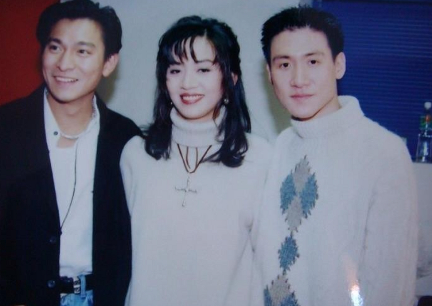 1992年,黄朗维给100万梅艳芳让她在酒吧献唱,梅艳芳不肯被他打了几