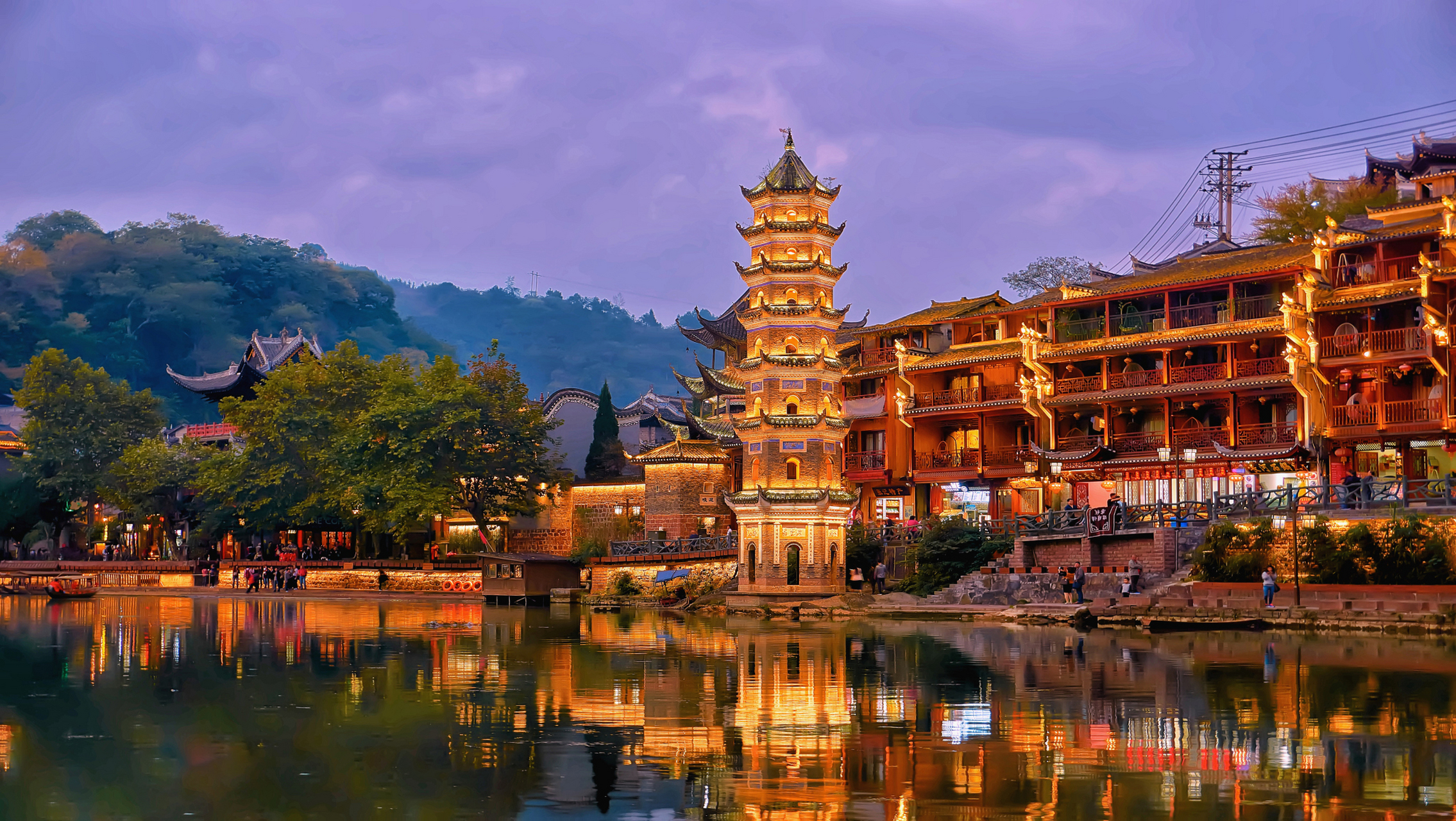 凤凰古城万名塔 97,位于沱江北岸,是一座高耸挺拔,六角形砖塔.