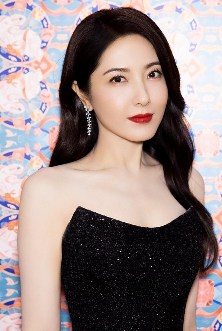 47岁至今单身未婚的曾黎,风韵犹存,女人味十足