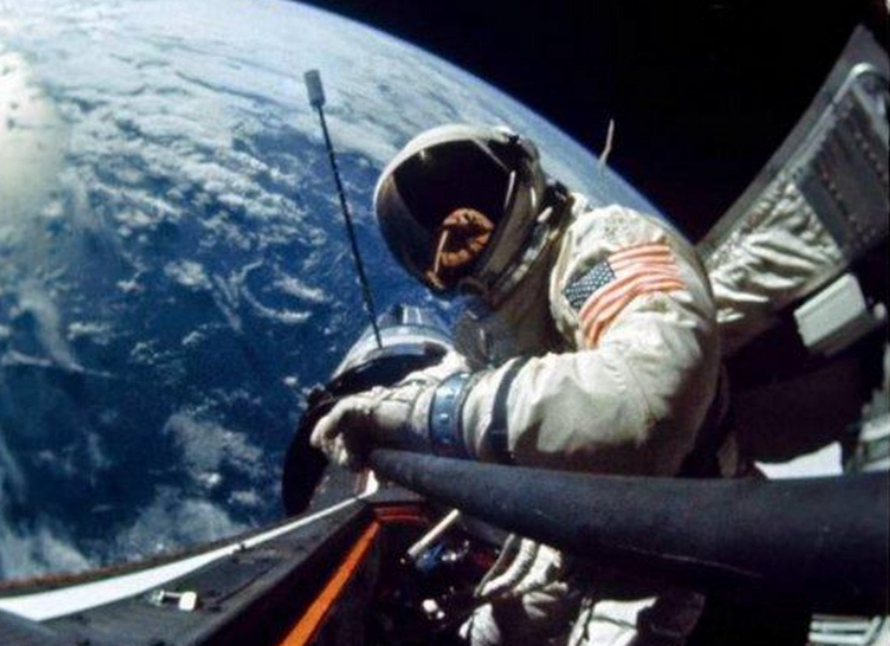 aldrin),这位历史上第二位登上月球的男人,以地球为背景拍了一张太空