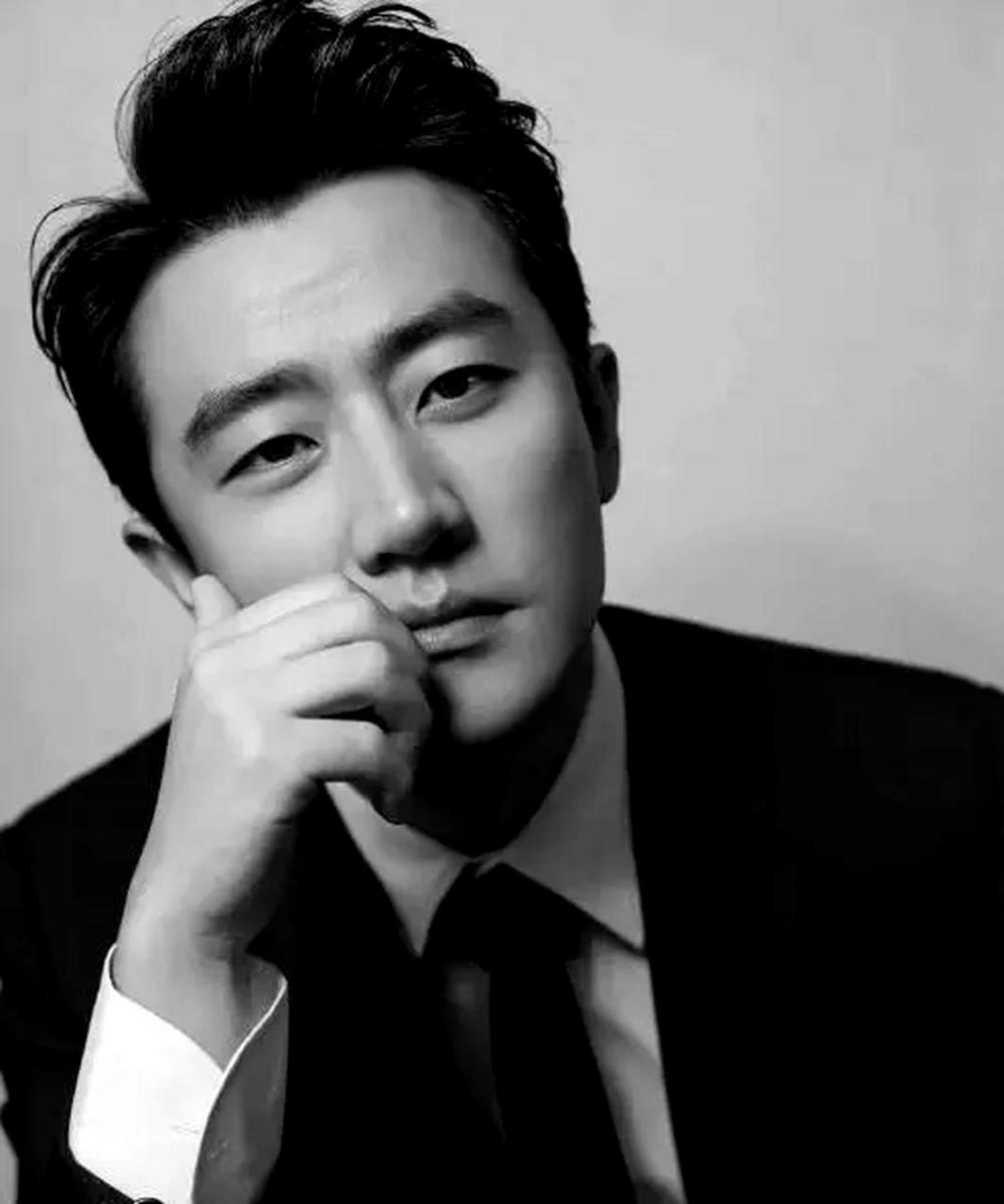 黄轩的手有一个特别之处,就是它像小熊的手.