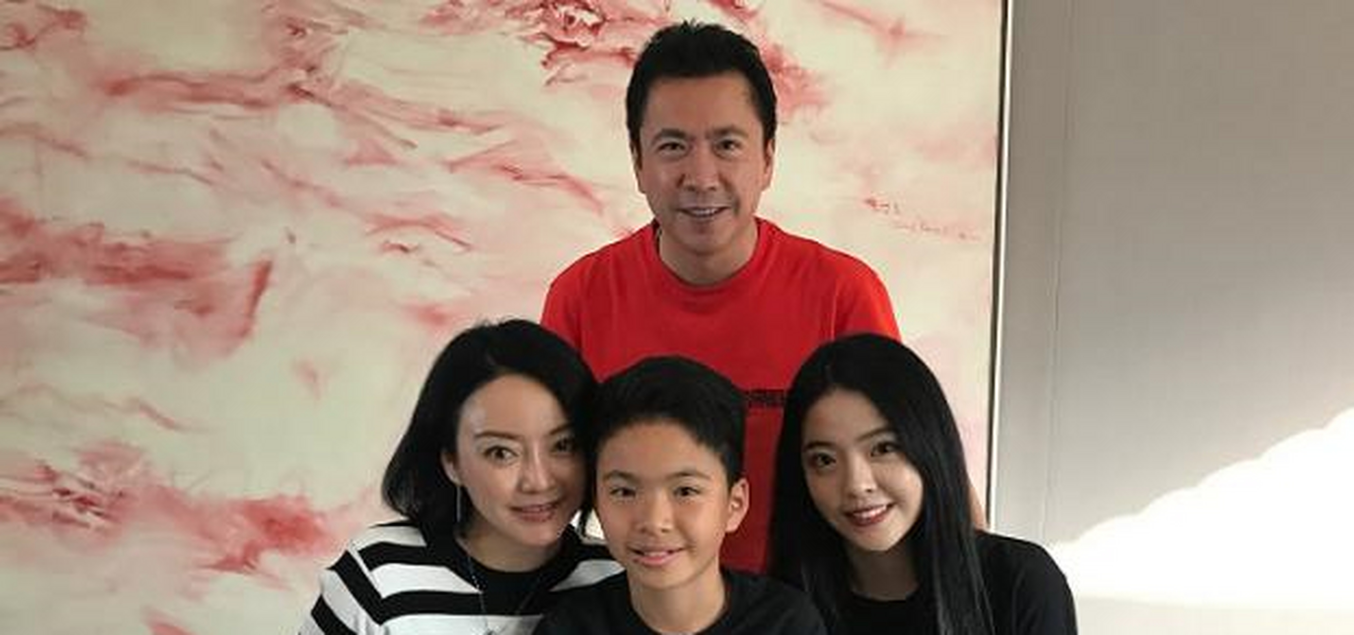 照片中,王中磊夫妇带着女儿王文也和几位好友喝下午茶,身为华谊总裁的