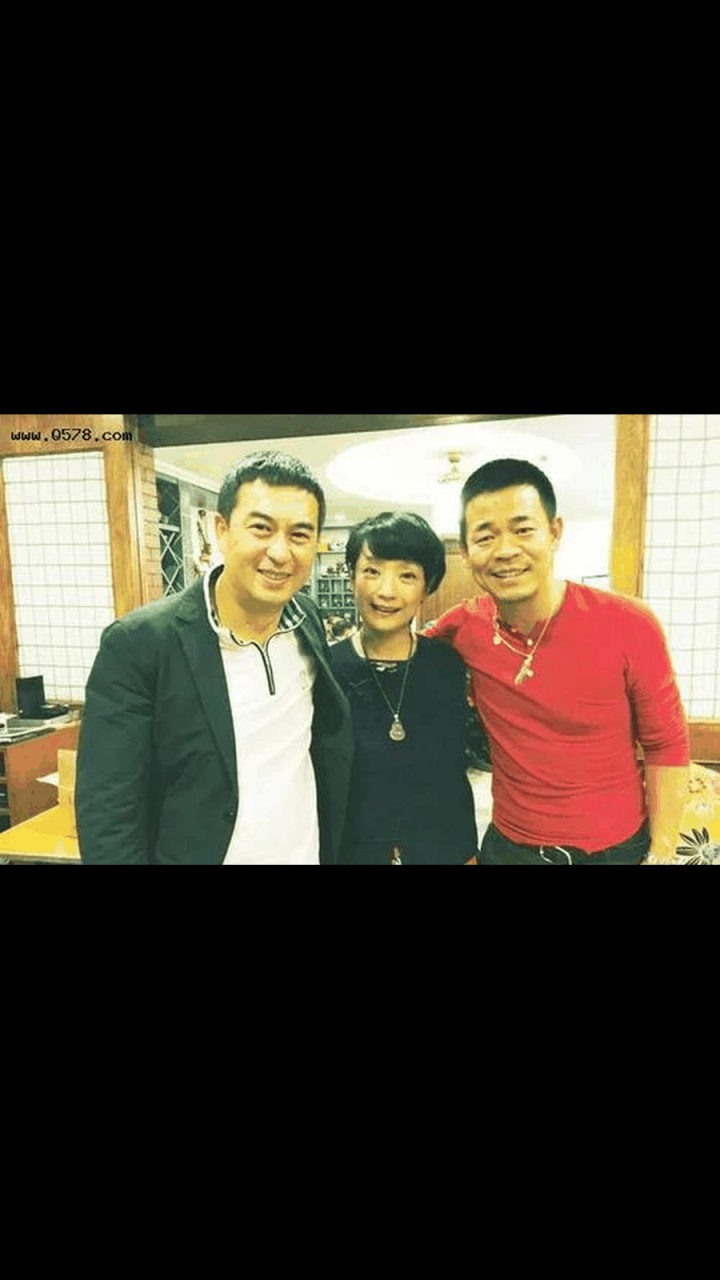 gif创作人# 一次,孙浩收到邀请来到张嘉译家吃饭,可是张嘉译突然说到