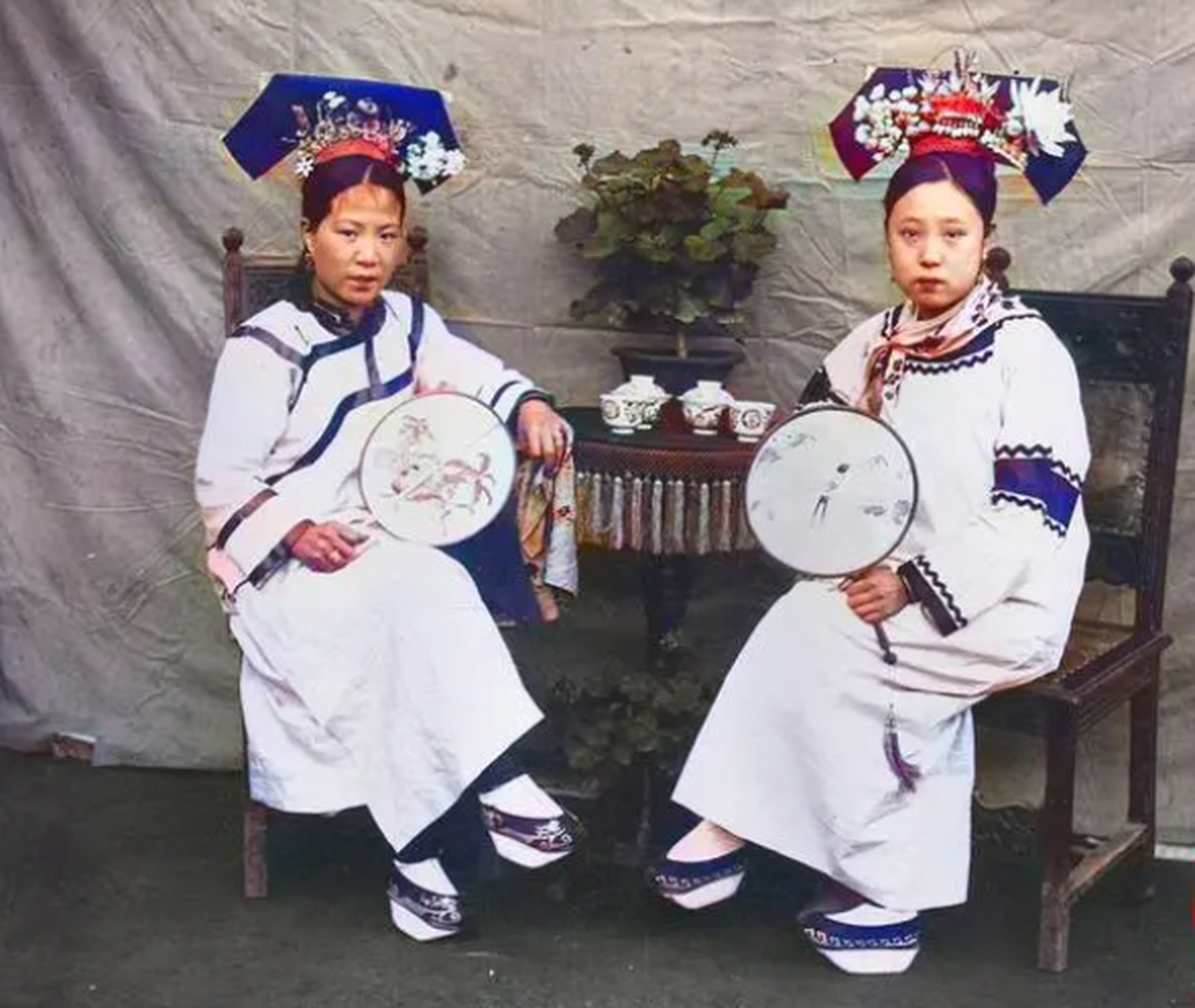 穿"花盆底鞋",她们的形象代表了典型的晚清八旗贵族女子,体现着当时