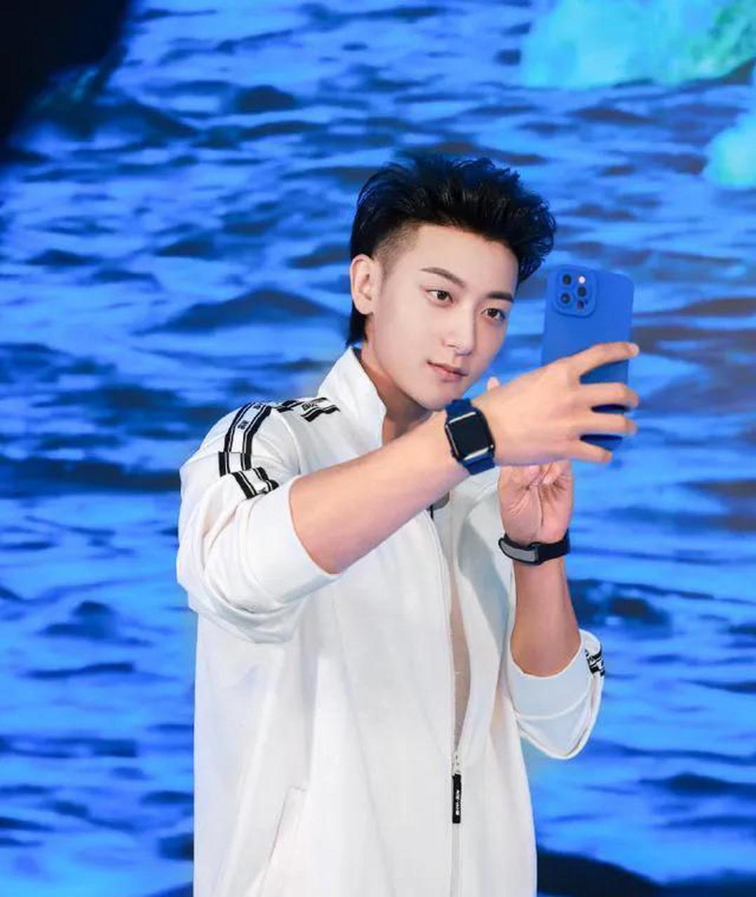 领动计划# 娱乐圈里最不缺钱的男星黄子韬,一个妥妥的富二代呀.