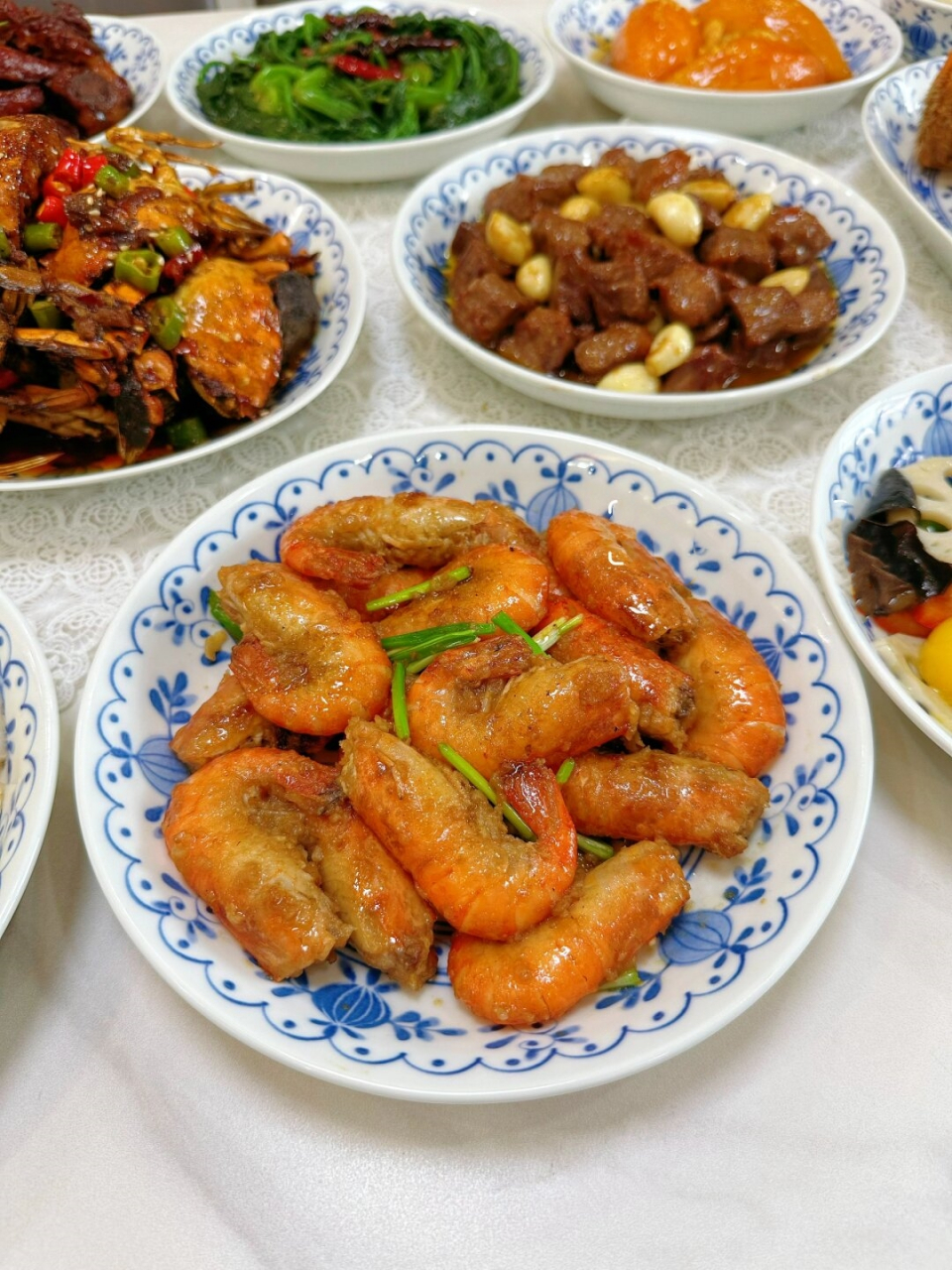 家庭小聚餐 今天我为家人做了一桌丰盛的晚餐,其中包括清蒸大闸蟹,蒜