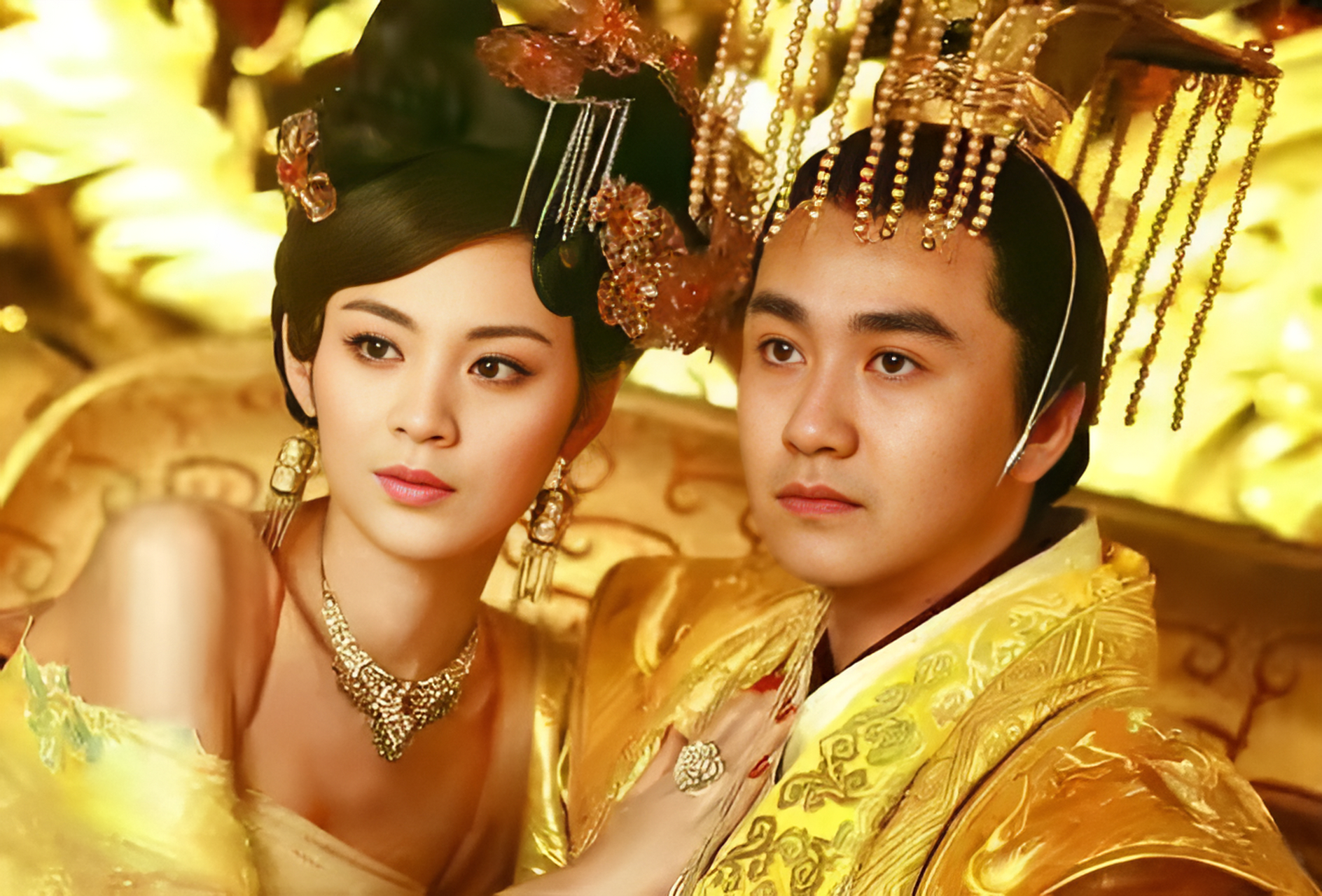 570年,北齐朝廷上,高纬当着所有文武大臣的面,让他的宠妃冯淑妃褪下