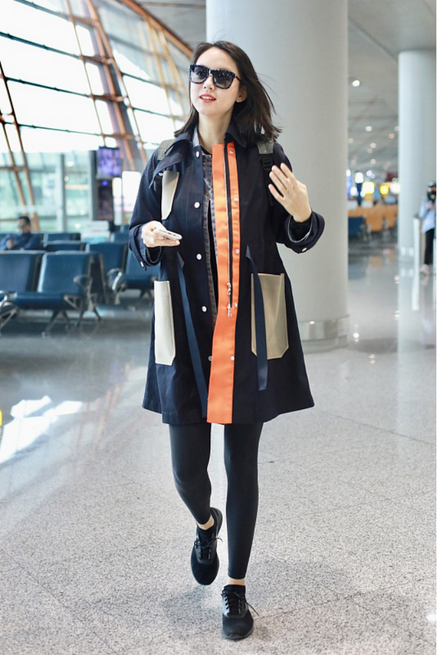 张梓琳的腿真好看,穿紧身健美裤出门,生了娃还是一副模特曲线.