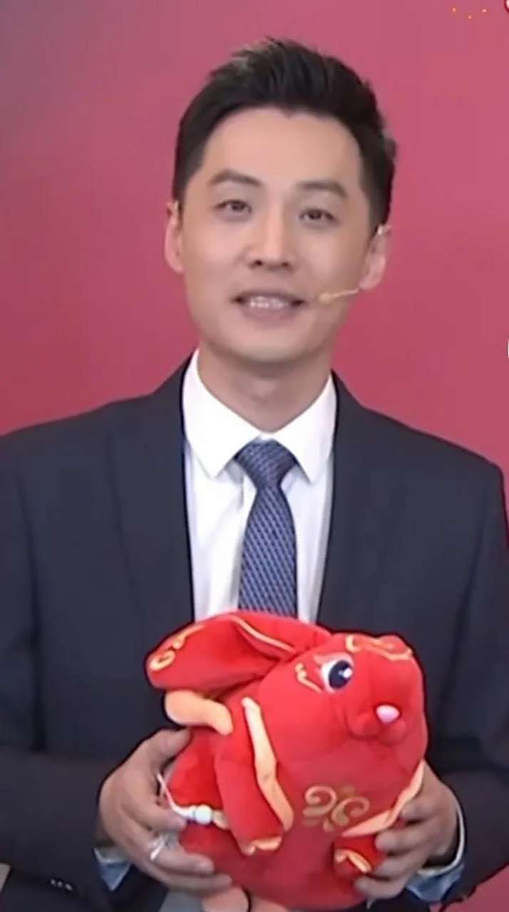 舒冬出生于1982年的北京,是倪萍的接班人,被中央电视台评为最暖男主播