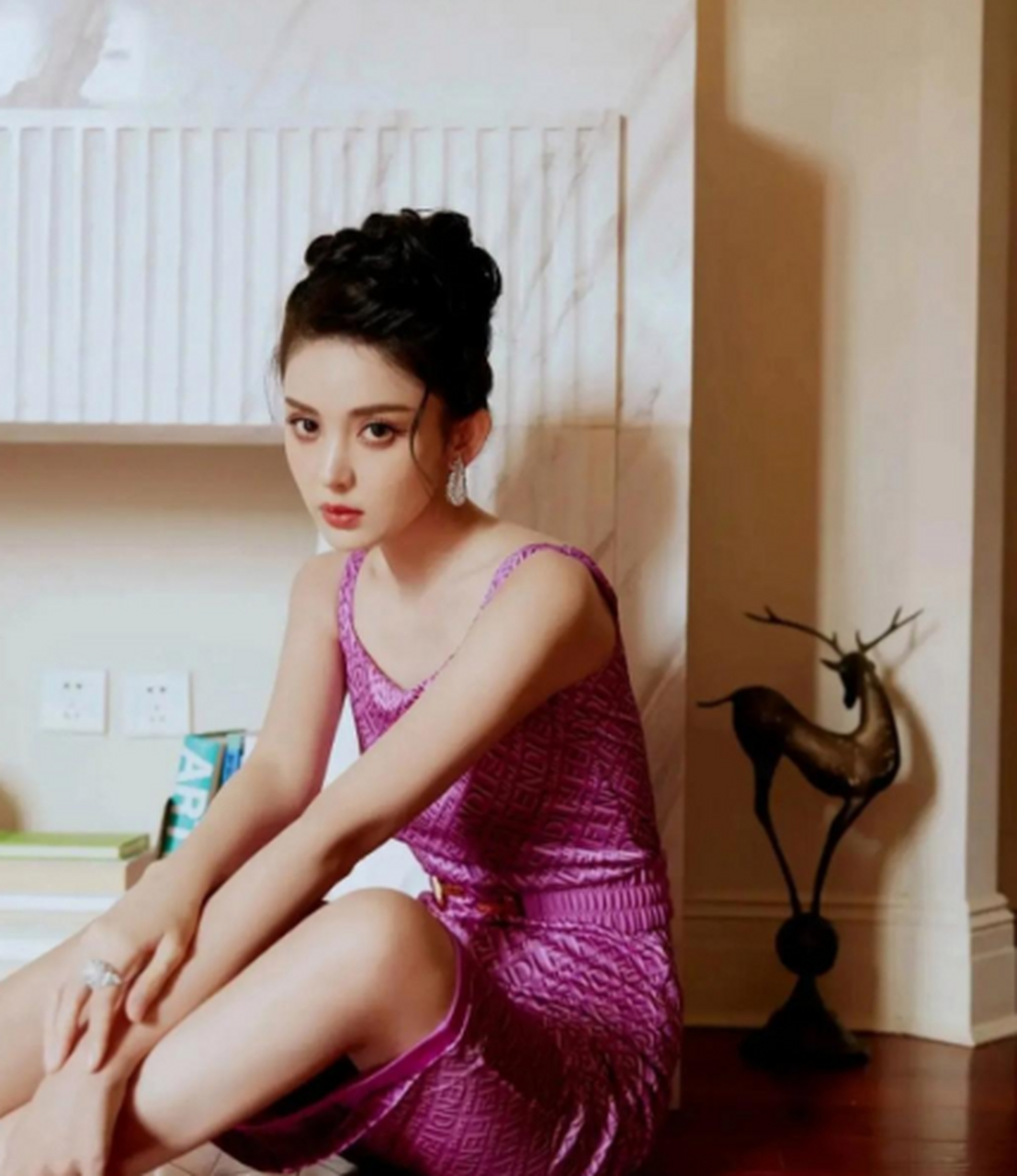 古力娜扎一袭玫红色修身裙,凸显好身材,身姿曼妙,容颜绝美,娇艳妩媚