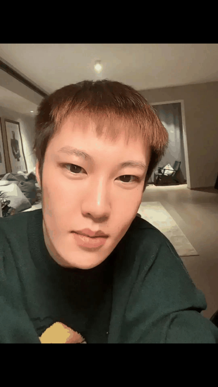 gif创作人# 赵本山的女儿球球和她男朋友两人穿同款睡衣,疑似同居已