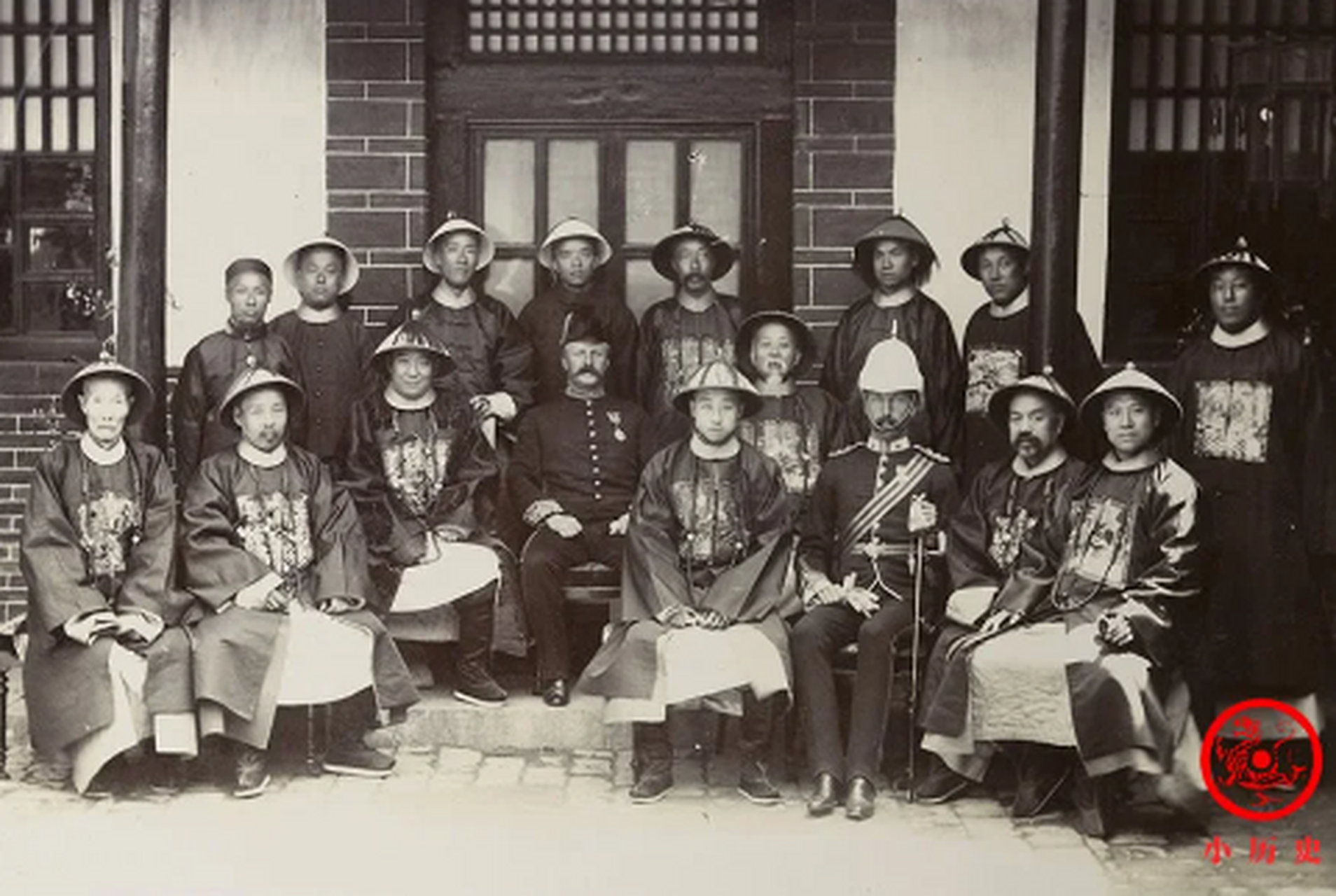 清末山东老照片:巡抚大人周馥出镜,衍圣公表情严肃山东巡抚周馥(坐者