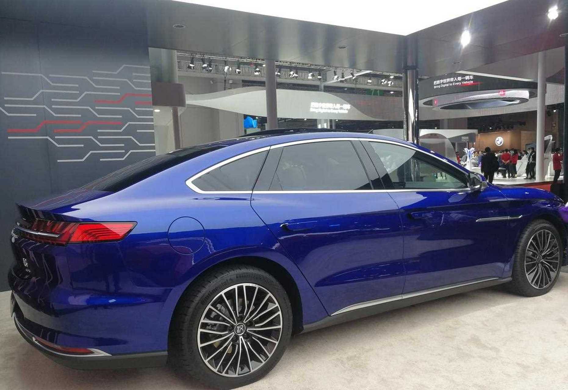 上海车展比亚迪展台的蓝色汉dm,内饰由中国独一无二的大漆工艺打造