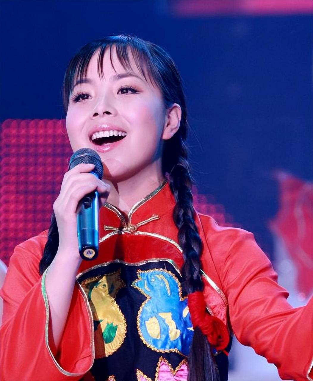 2007年,陕北质朴女孩王二妮身穿花棉袄登上《星光大道》的舞台,凭借一