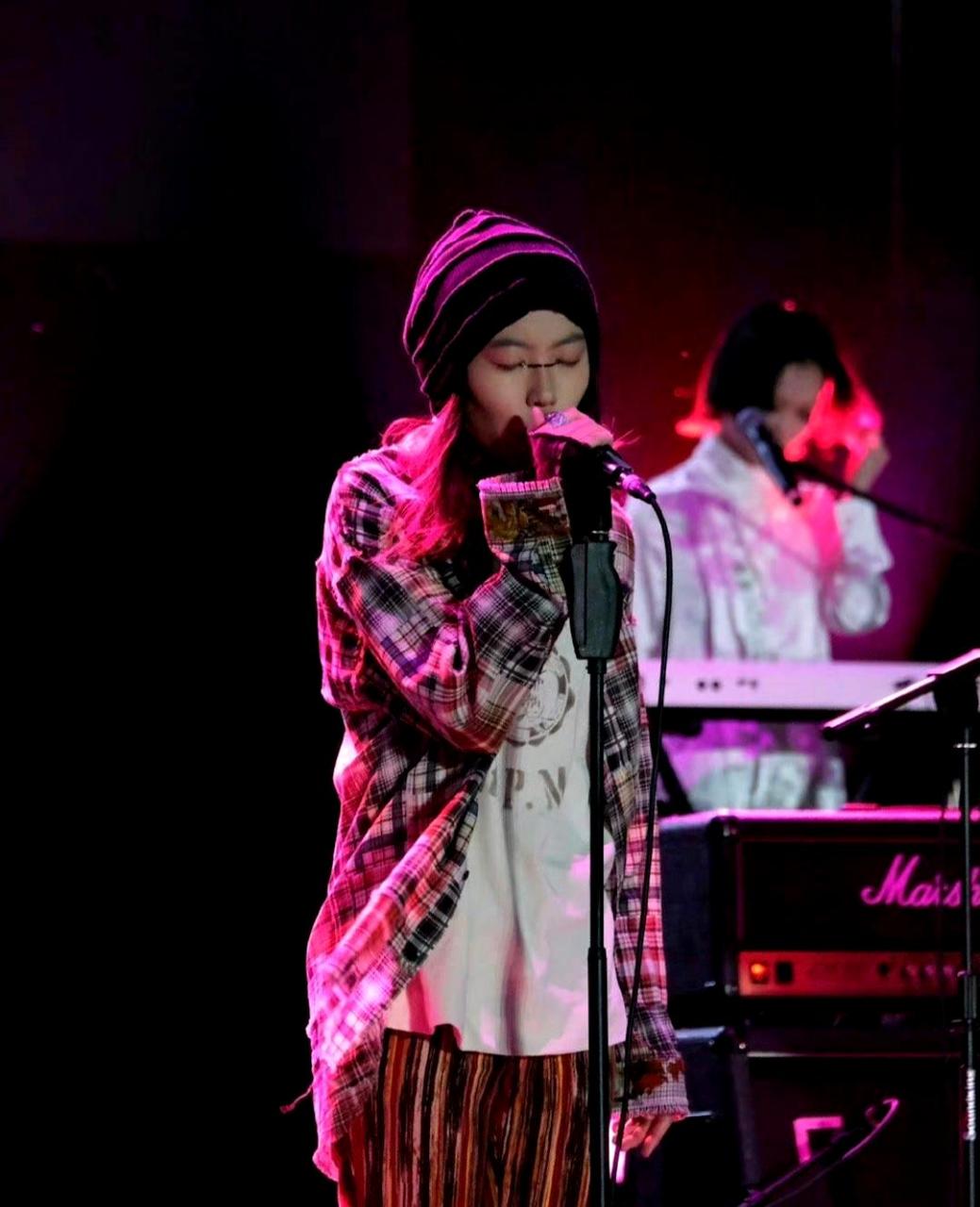 窦靖童的演唱会上,她依旧保持着飒爽的长发造型!