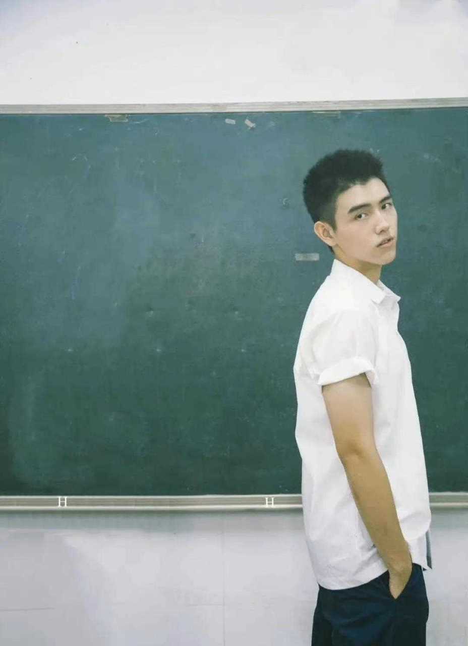 啊啊~我不允许还有人没看过陈飞宇高中打篮球的这张旧照!