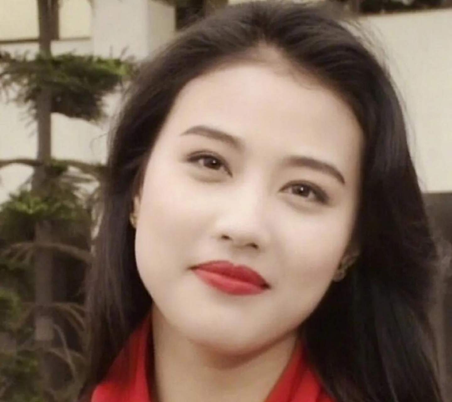 56岁的周海媚独居内地:一猫一狗很自在,这才是女人该有的样子