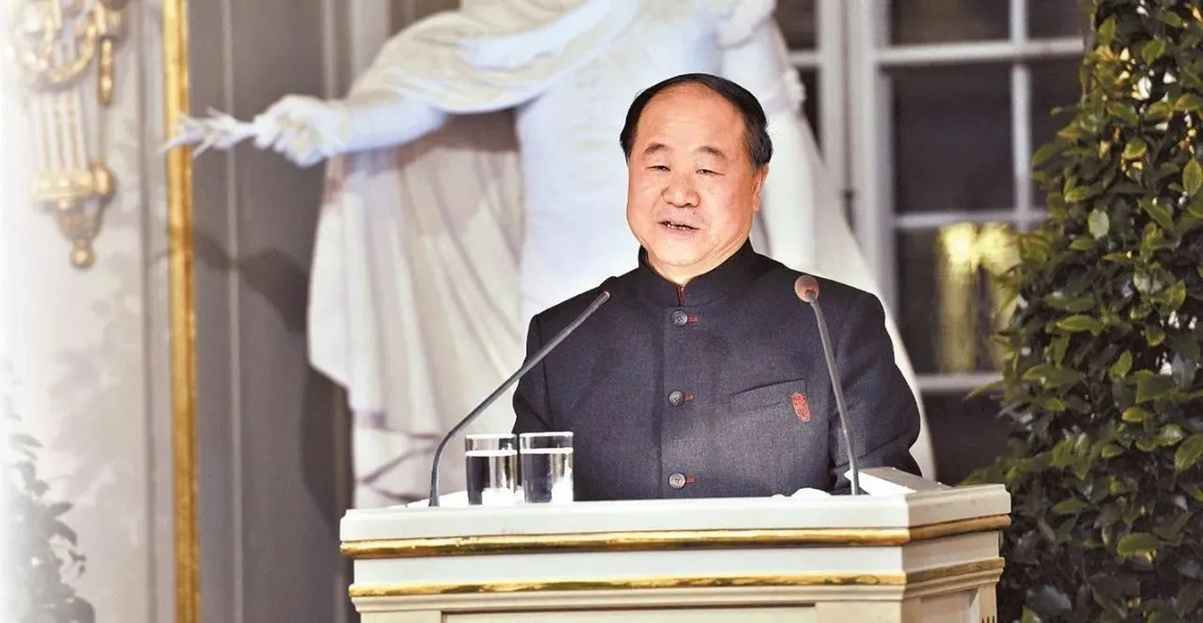 2012年,莫言刚拿到诺贝尔文学奖,就收到表妹覃桂英发