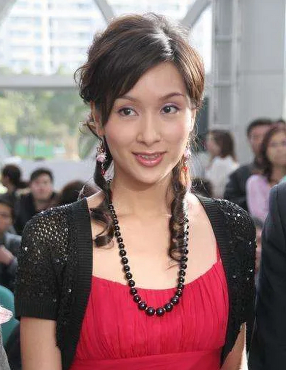 杨恭如住在周正毅的月租12万的豪宅里,300万辆豪华轿车被女人扇了一