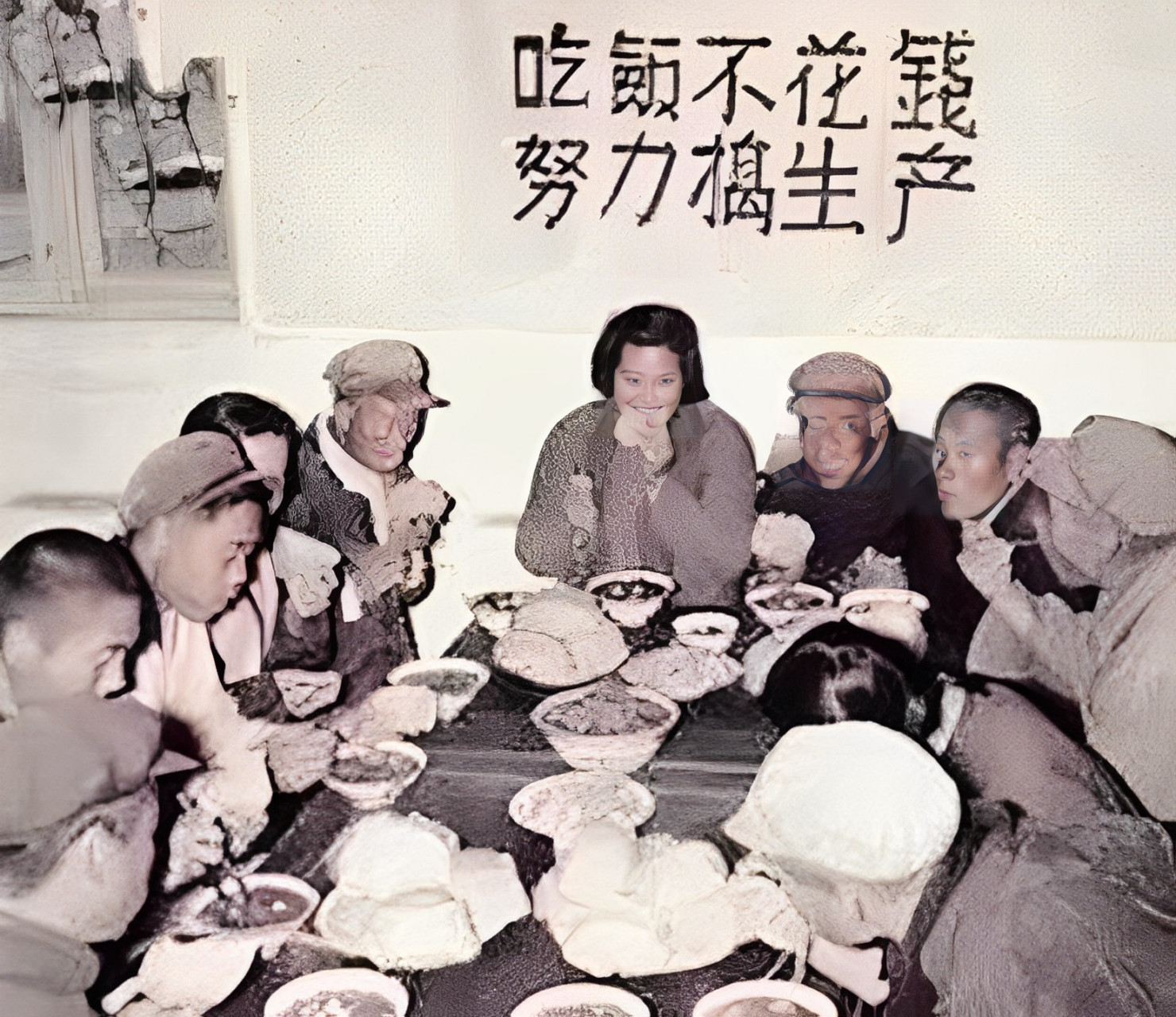 桌上的食物看起来很丰盛!
