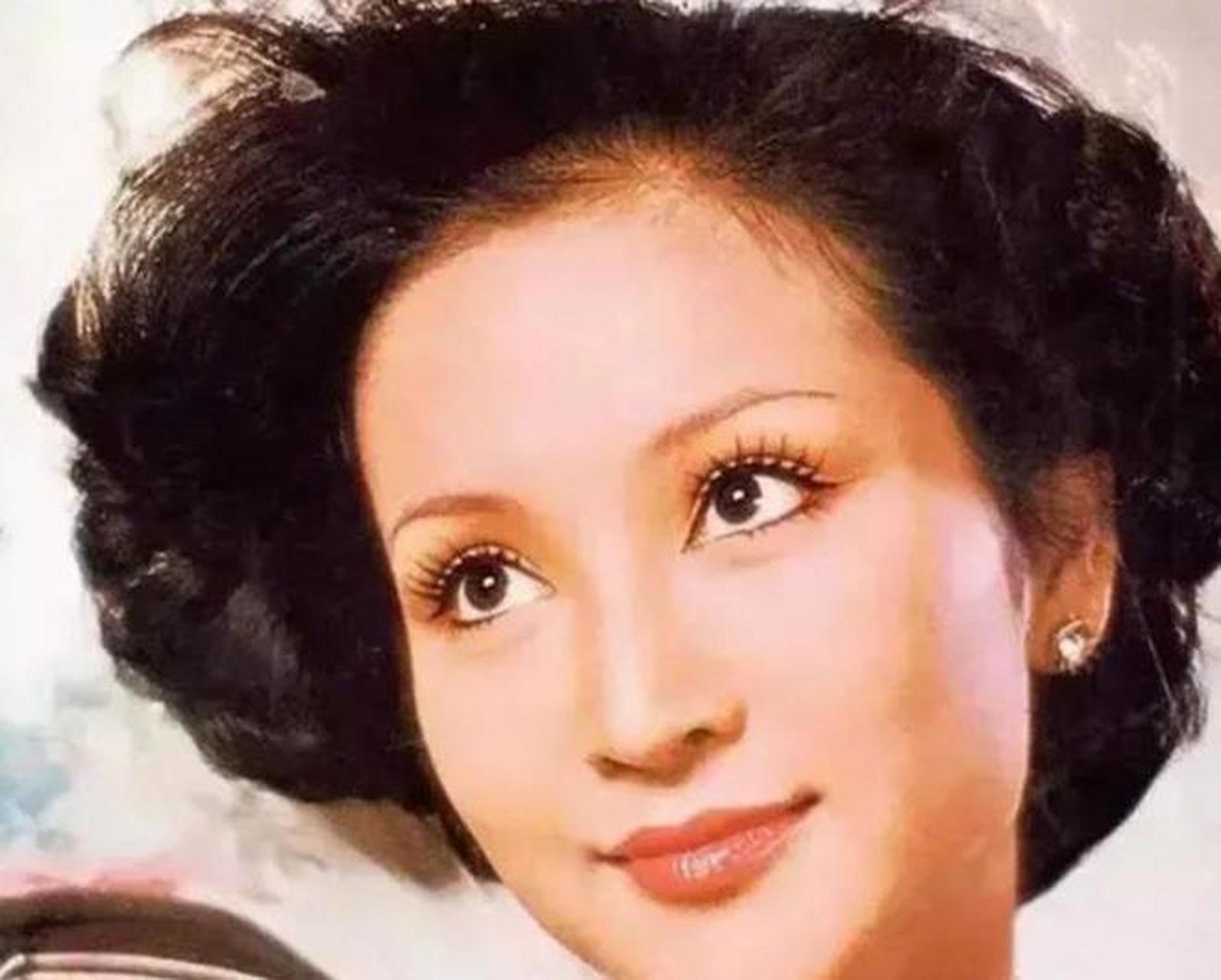狄波拉是上海移民在香港出生和长大的美丽女孩.