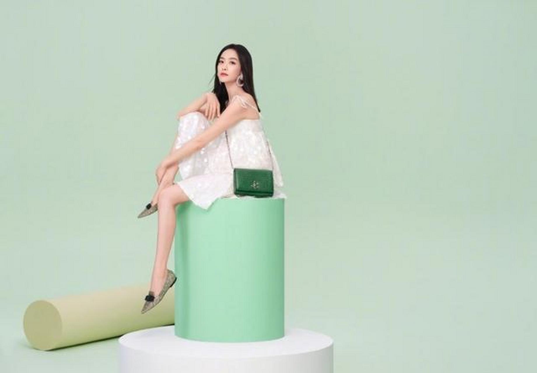 宋茜,成熟温婉,又纯又飒的时尚代言,被一双大长腿霸屏了