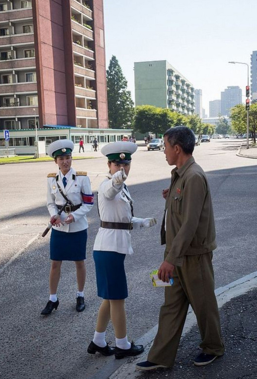 朝鮮街頭的女交警,英國街頭的女交警; 朝鮮空姐用了20年就與國際接軌