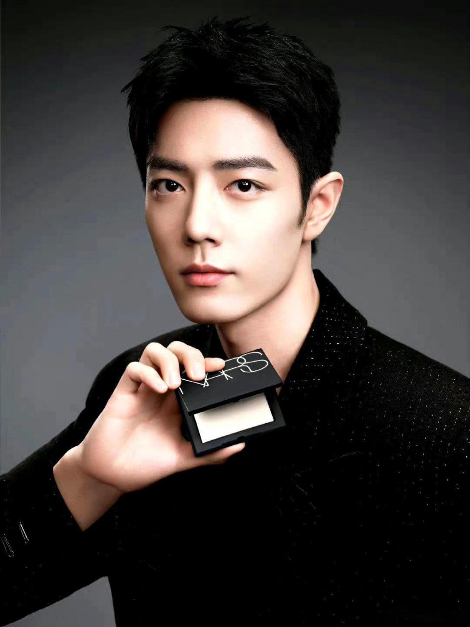 网上找到的一些肖战怼脸拍照片,果真是360度无死角的帅哥,每一张图都