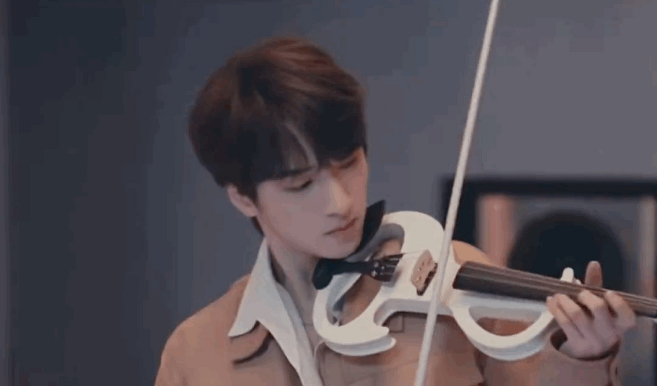 严浩翔拉的每一次小提琴都是在见证他的成长