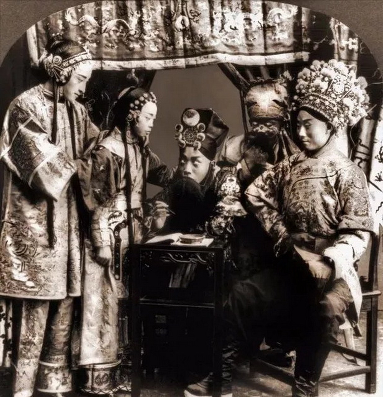 老照片:民国时期的戏班子,小旦跟武生之间的眼神有意思