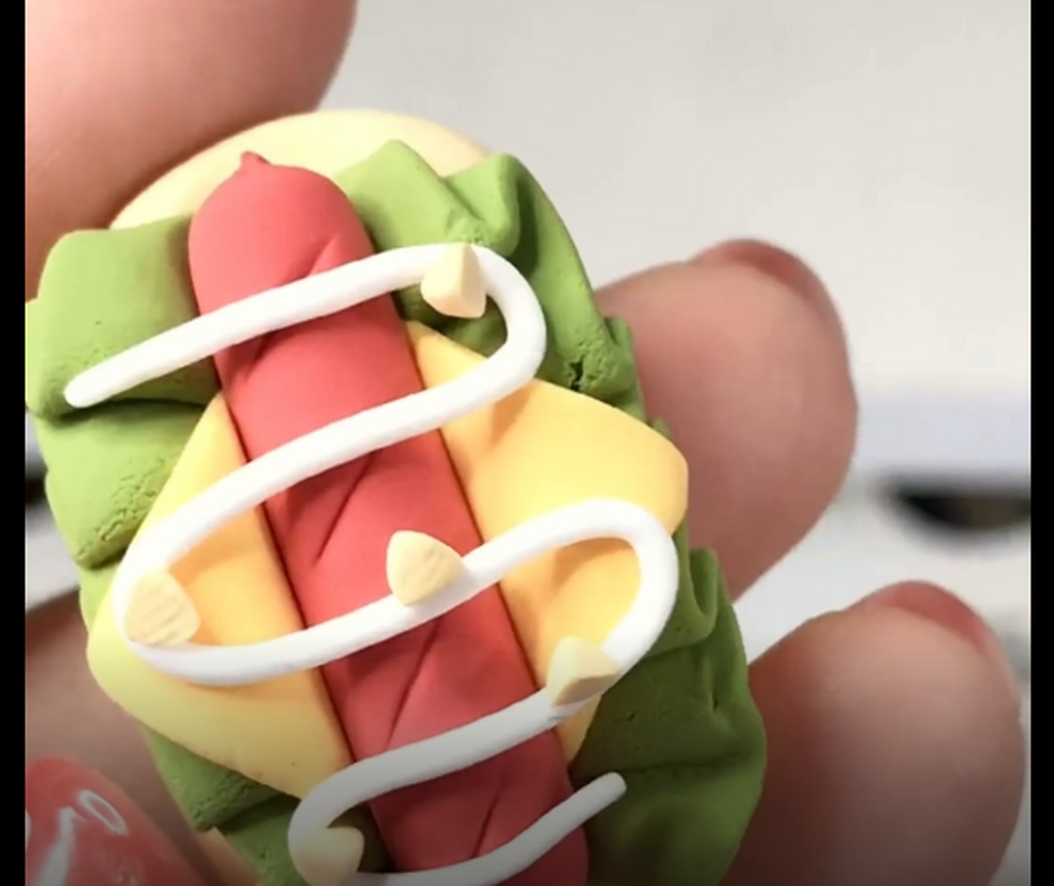 手机壳后的便当粘土制作