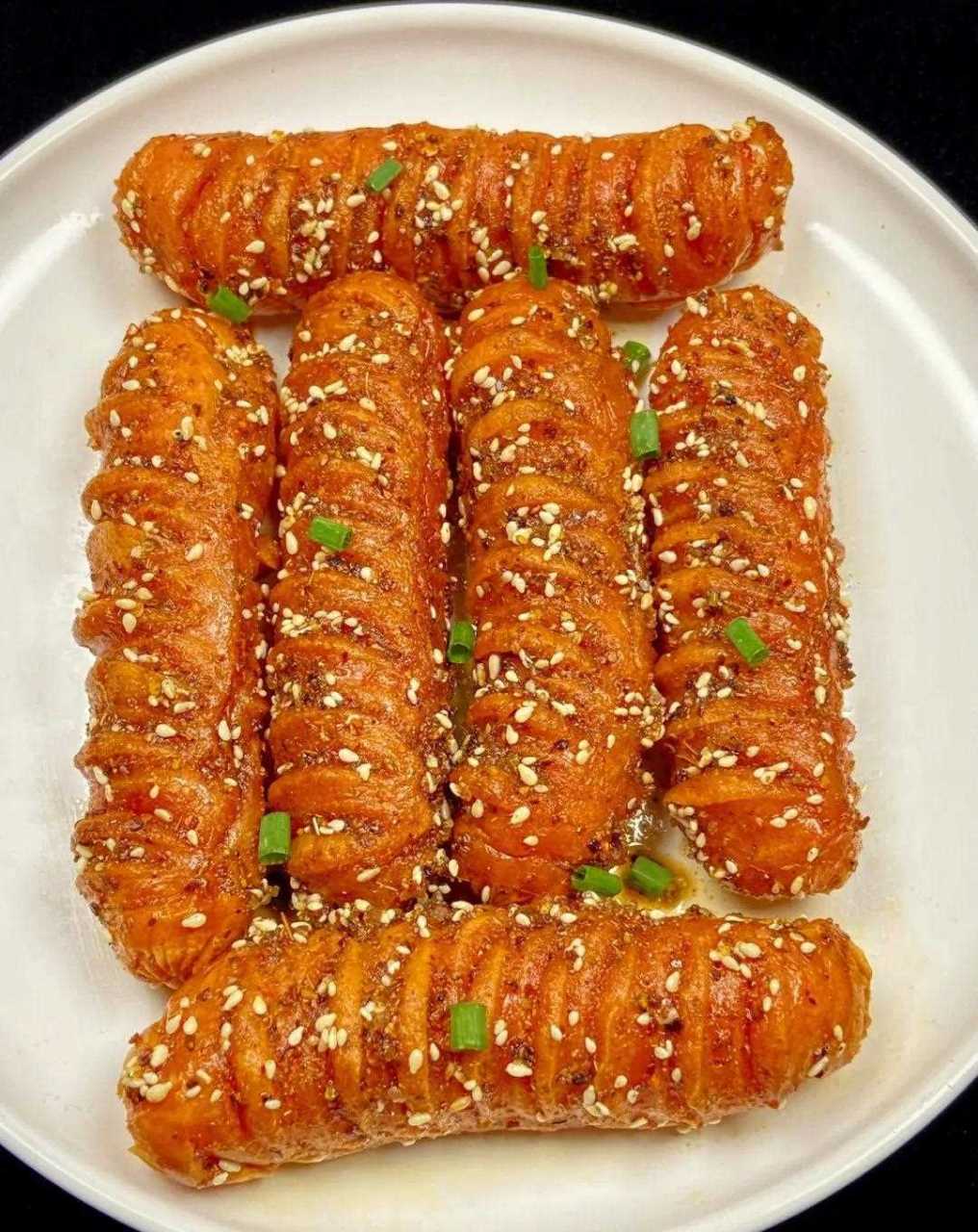 美味的香辣炸火腿肠这样做太香啦,巨好吃外皮焦脆里面香嫩,蘸点秘制