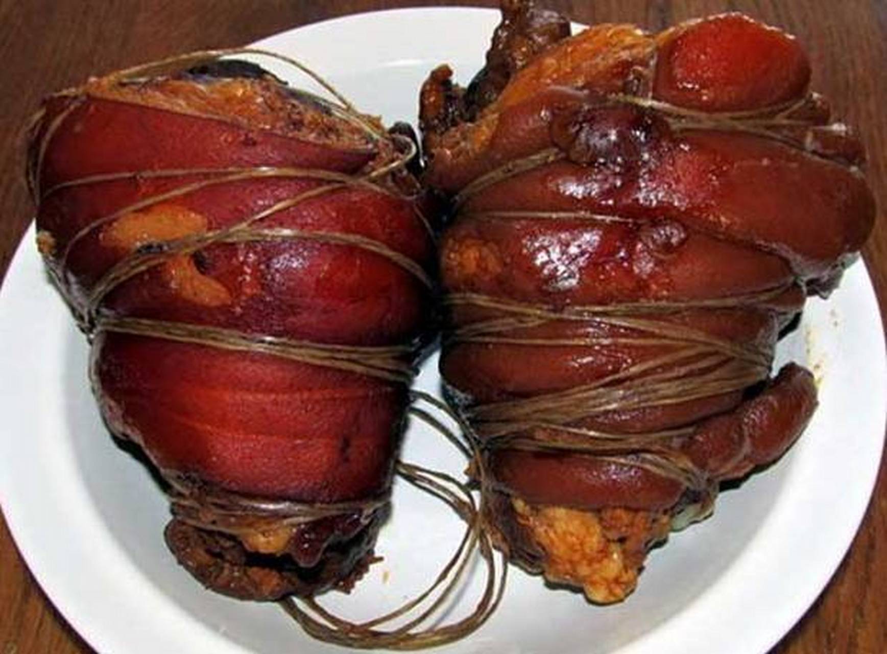 将猪蹄肉用多种香料腌渍数天.