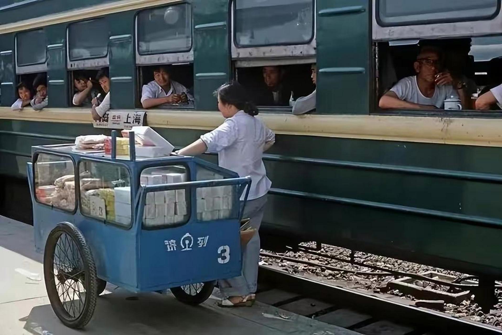 上世纪90年代乘火车的画面,那个时候只有绿皮火车.