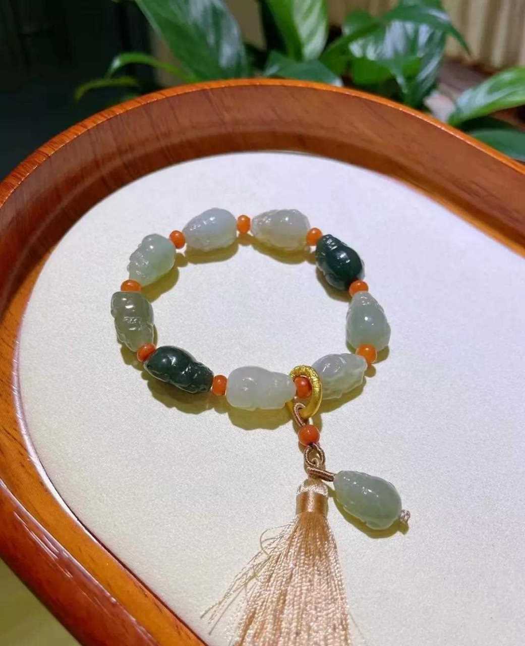 天然和田玉貔貅招米米手串,搭配红翡隔珠,流苏等