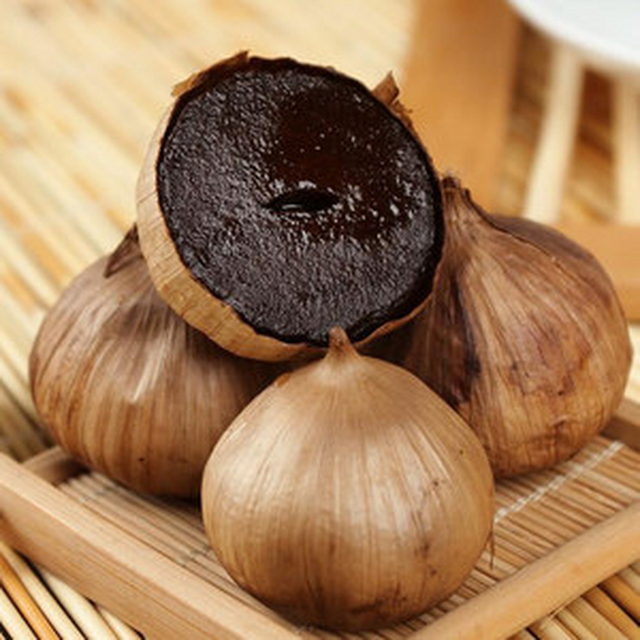 黑蒜是通过特定的加工工艺将新鲜的大蒜在特定的温度和湿度下进行发酵