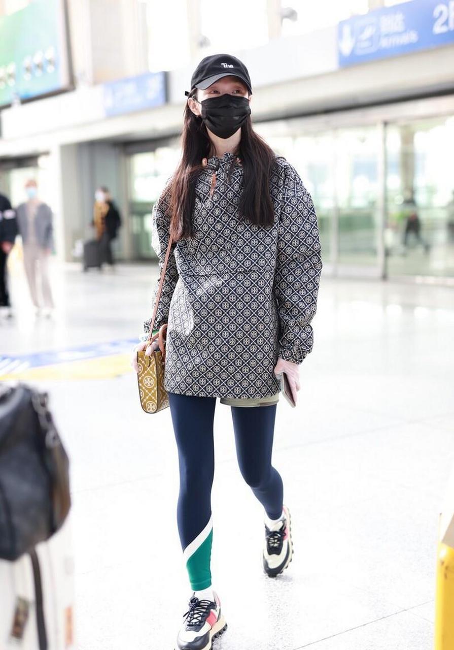 宋轶机场街拍,冲锋衣搭 打底裤 运动鞋活力满满,漂亮可爱