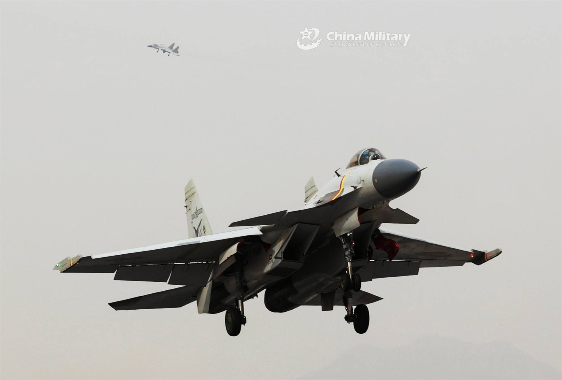 中国军网英文版,歼-15舰载战斗机的好图.