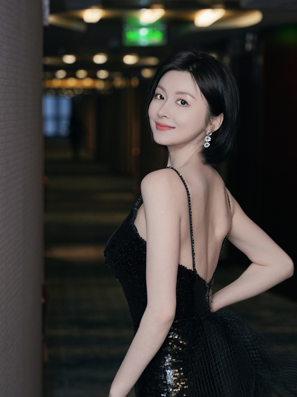 李萌萌!吊带露背黑裙,美不胜收