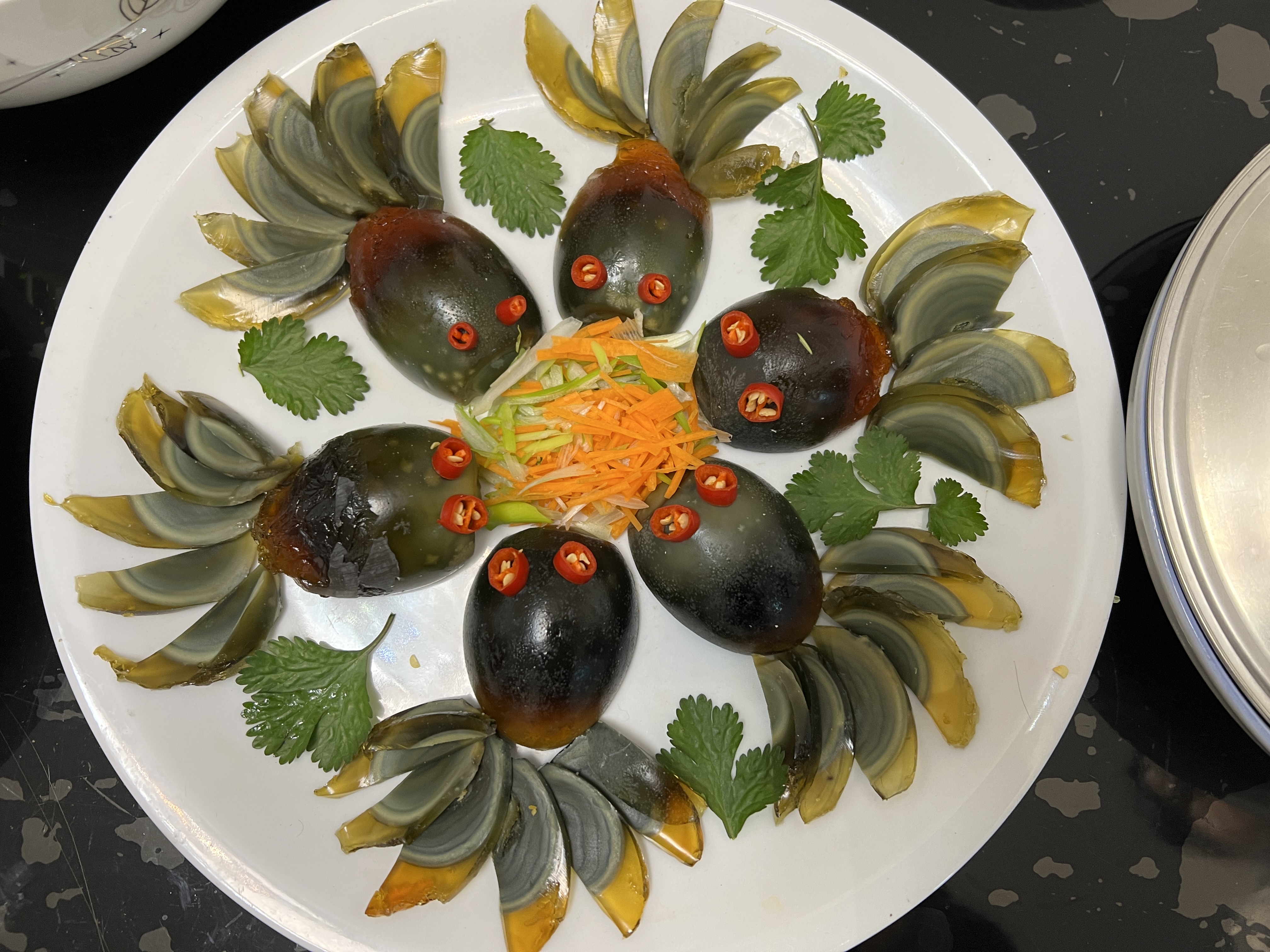 美食大神教你摆盘# 老婆做的凉拌皮蛋,简单的皮蛋摆盘,一看就会!